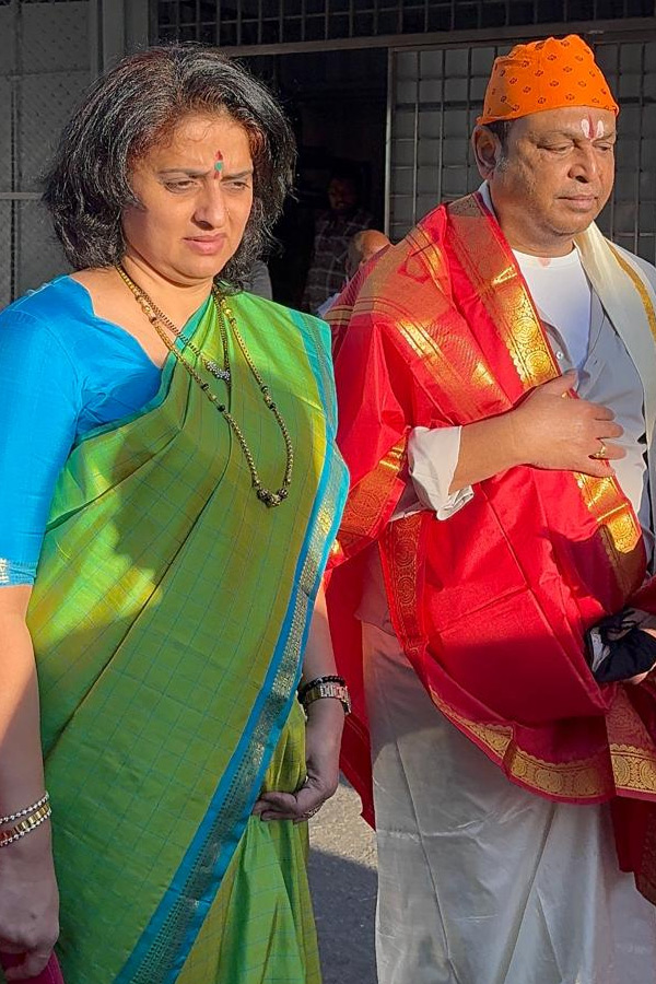 Actor Naresh And Pavitra Lokesh Visits Tirumala Temple Photos15