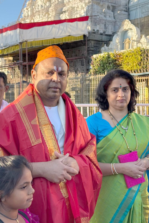 Actor Naresh And Pavitra Lokesh Visits Tirumala Temple Photos3