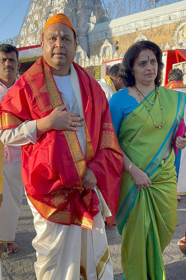 Actor Naresh And Pavitra Lokesh Visits Tirumala Temple Photos4