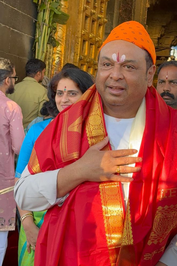 Actor Naresh And Pavitra Lokesh Visits Tirumala Temple Photos5