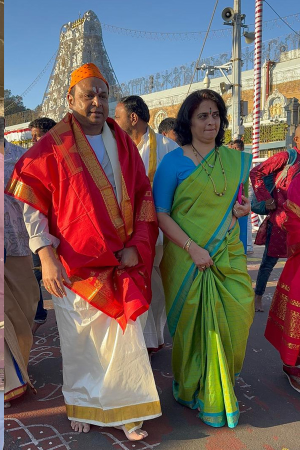 Actor Naresh And Pavitra Lokesh Visits Tirumala Temple Photos6