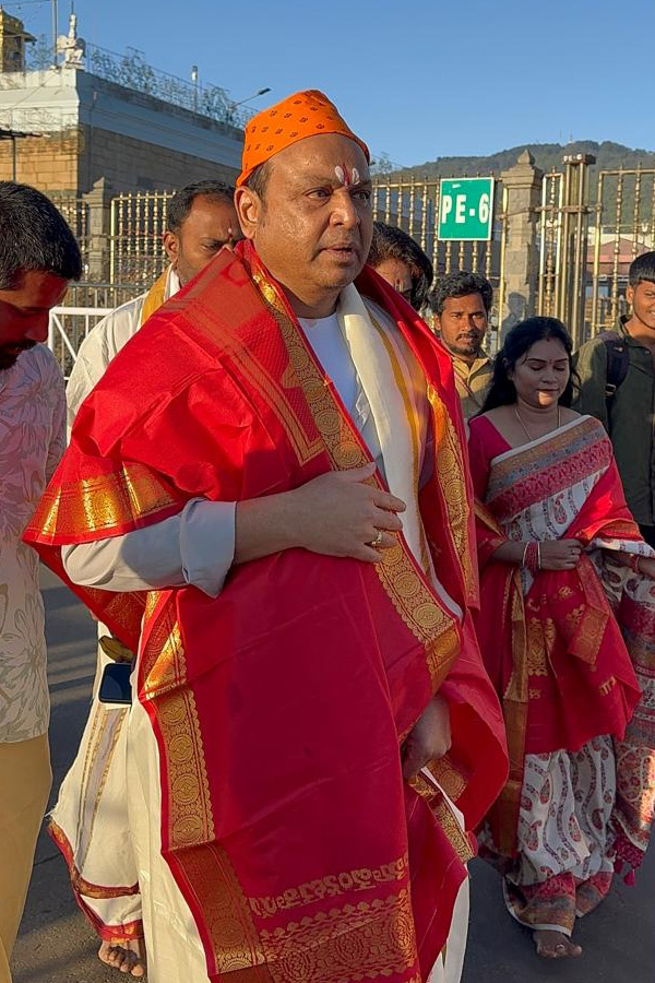 Actor Naresh And Pavitra Lokesh Visits Tirumala Temple Photos7