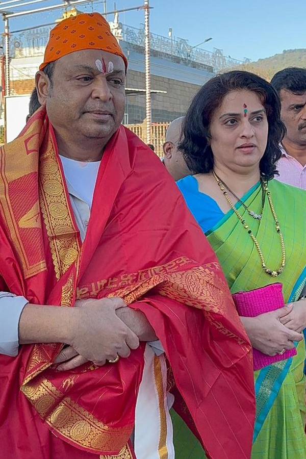 Actor Naresh And Pavitra Lokesh Visits Tirumala Temple Photos8