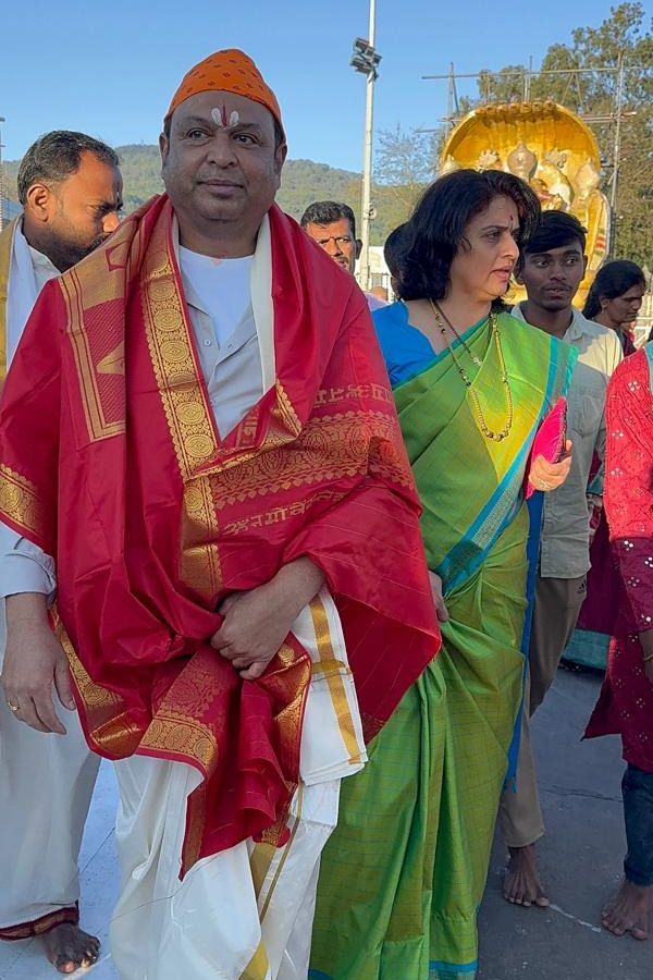 Actor Naresh And Pavitra Lokesh Visits Tirumala Temple Photos10