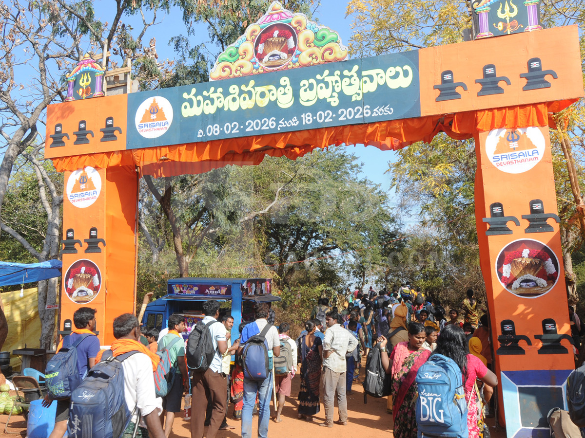 Huge Shiva Devotees Walking To Srisailam Photos16