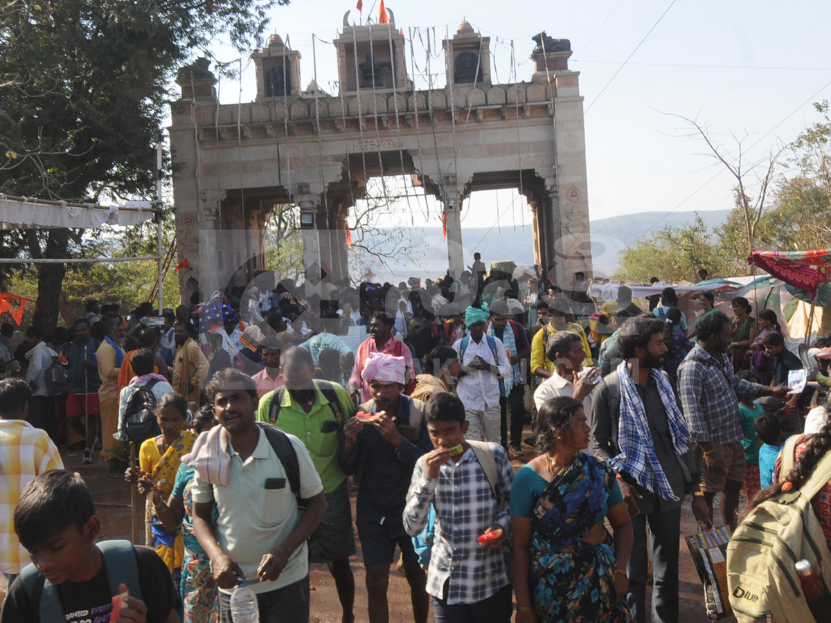 Huge Shiva Devotees Walking To Srisailam Photos17
