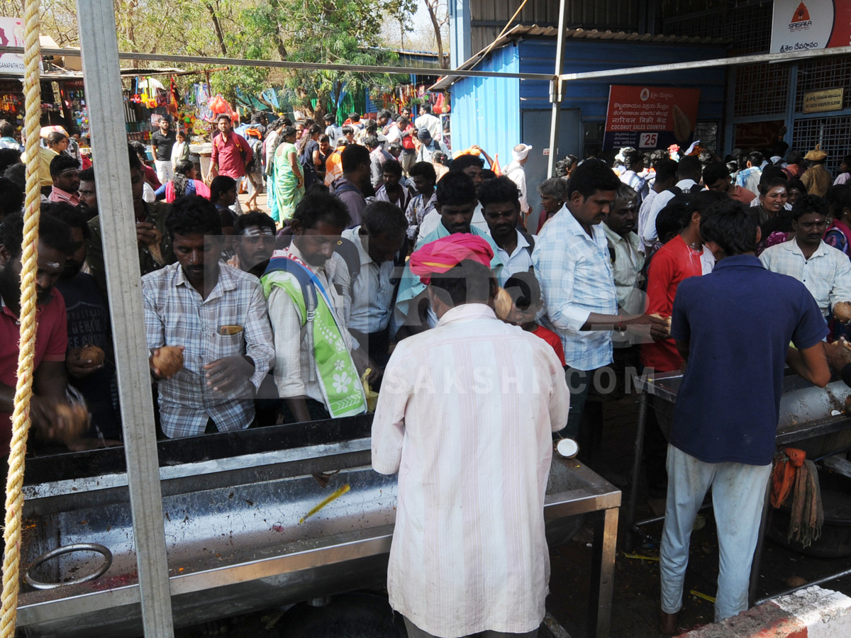 Huge Shiva Devotees Walking To Srisailam Photos36