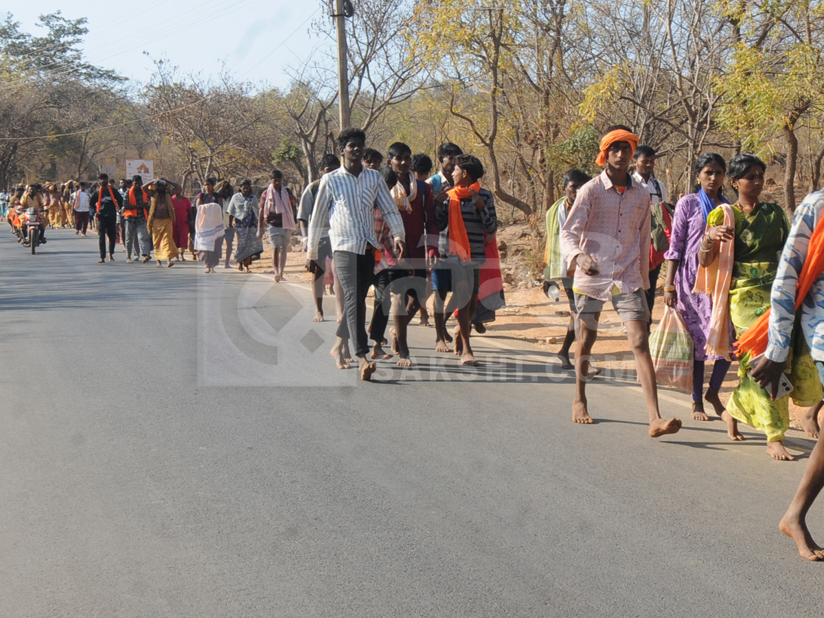 Huge Shiva Devotees Walking To Srisailam Photos7