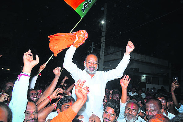 కమలం పైచేయి1