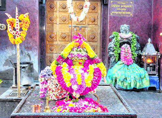 ● మృత్యుంజయ స్వామి ఆలయం 
1