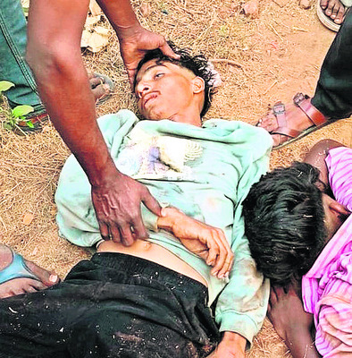 కంటైనర్‌ కిందకు దూసుకుపోయిన స్కూటీ 1