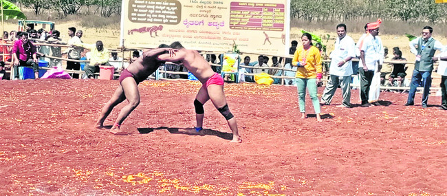 ఆకట్టుకున్న కుస్తీ పోటీలు1