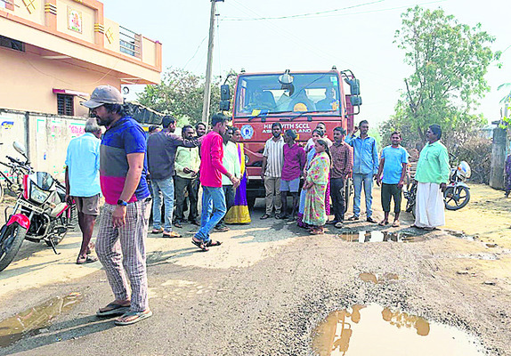 రోడ్డు నిర్మాణం చేపట్టాలని ధర్నా
1
