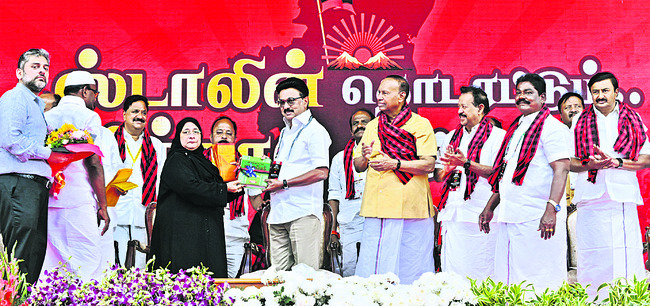 రూ. 3 కోట్ల విలువైన  హైగ్రేడ్‌ గంజాయి స్వాధీనం 
1