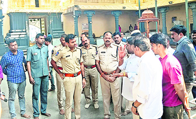 వీరన్న సన్నిధిలో ఎస్పీ పూజలు
1