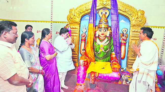 ఎల్లమ్మకు మంతిర పూజలు2