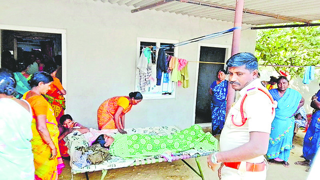 పచ్చాకు ట్రాక్టర్‌ బోల్తా1