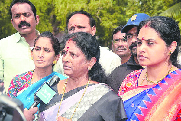 కిక్కిరిసిన రత్నగిరి 1