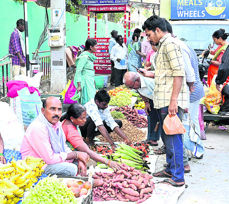 మార్కెట్లో రద్దీ.. ఆలయాలు ముస్తాబు2