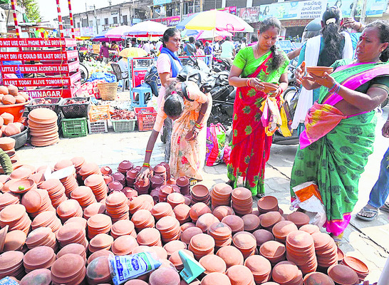 మార్కెట్లో రద్దీ.. ఆలయాలు ముస్తాబు1