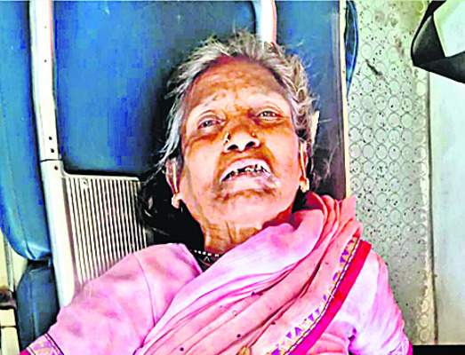 రైల్వేస్టేషన్‌ మెట్లపై నుంచి పడి..
1