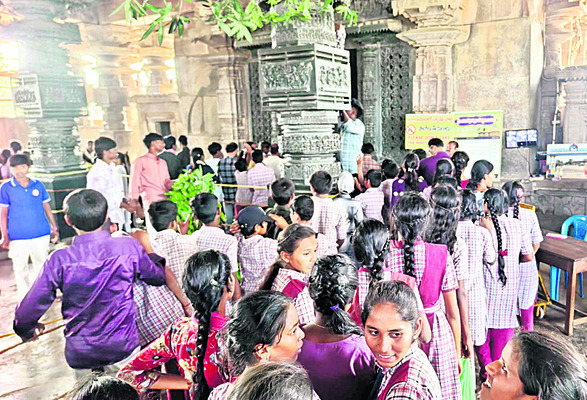 భక్తుల సందడి 1