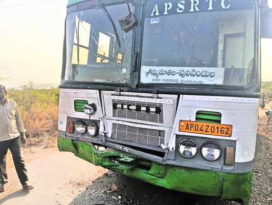 ఆర్టీసీ బస్సును ఢీకొన్న స్కూలు బస్సు1