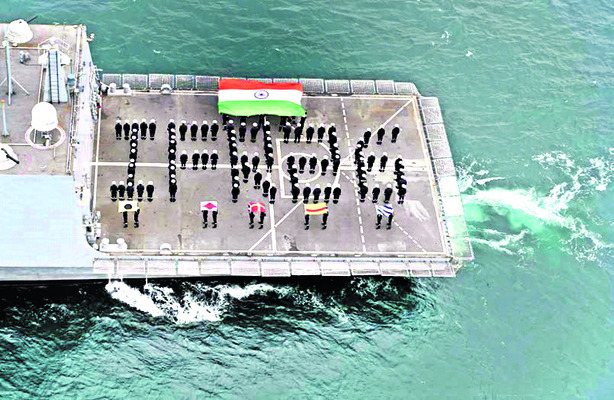 విశాఖ తీరాన విశ్వ నౌకల పండగ 1