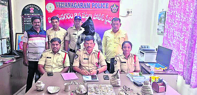 దేవాలయాల్లో చోరీకి పాల్పడిన నిందితుడి అరెస్టు 2