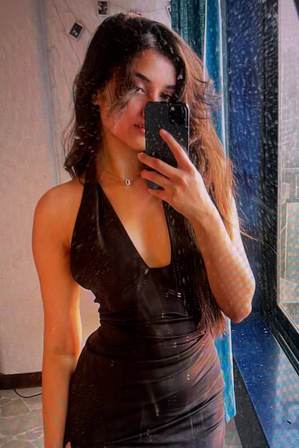 Celebrities Celebrated Valentines Day 2026 Photos8