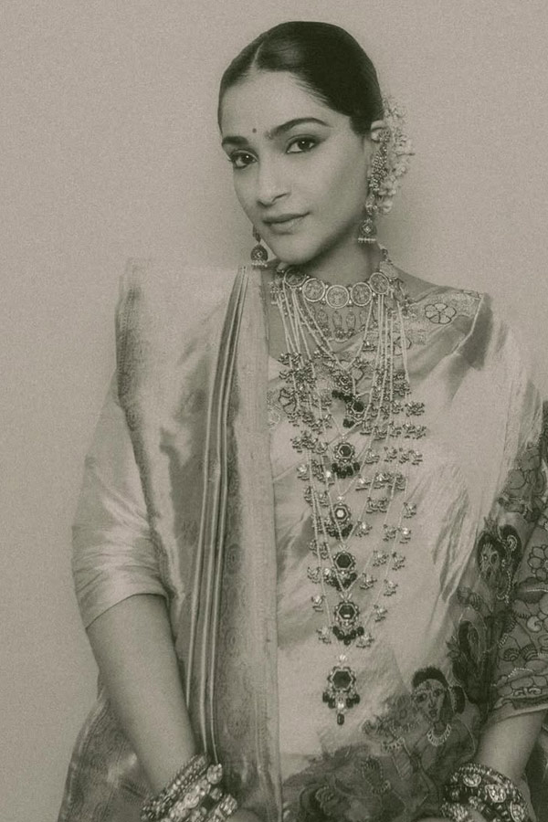 Sonam Kapoor Wears Kalamkari And Baluchari Saree Together Photos3