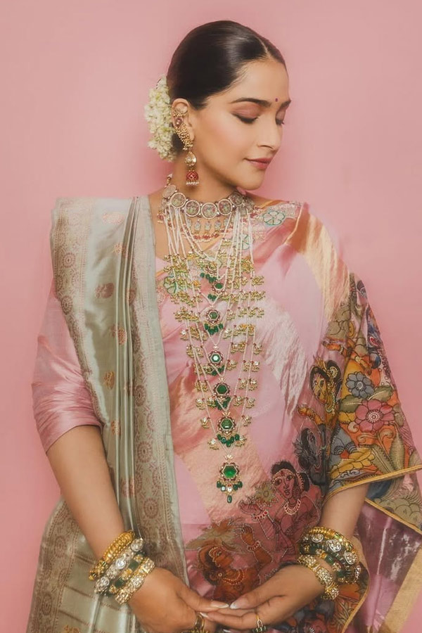 Sonam Kapoor Wears Kalamkari And Baluchari Saree Together Photos7