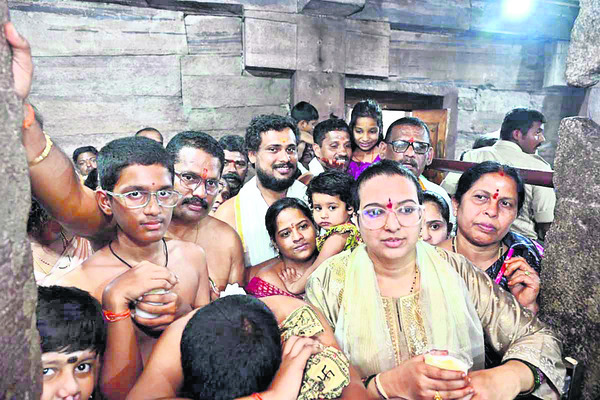 బాలబ్రహ్మేశ్వరుడికి నీరాజనం 3