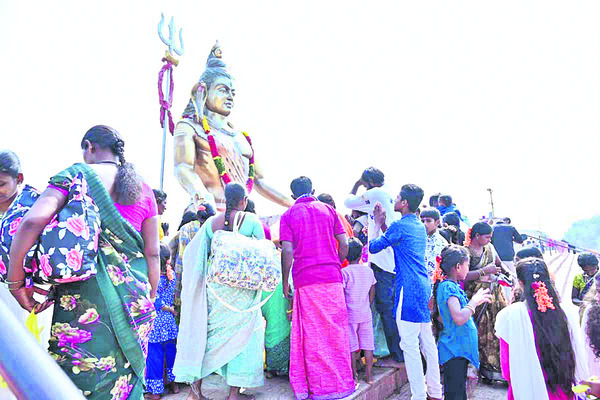 బాలబ్రహ్మేశ్వరుడికి నీరాజనం 1