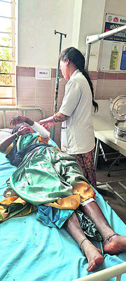 ఆటో బోల్తా.. నలుగురికి గాయాలు3