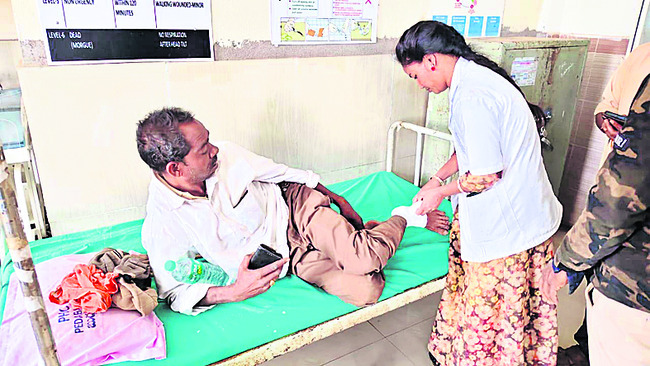 ఆటో బోల్తా.. నలుగురికి గాయాలు1