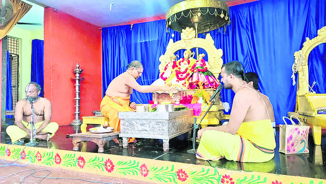 రామయ్యకు  స్వర్ణ పుష్పార్చన1