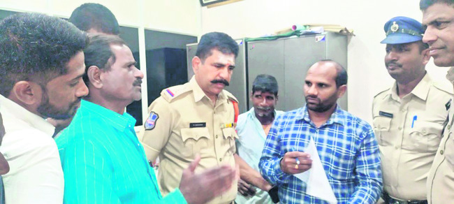 యూరియా పంపిణీపై రైతుల ఆందోళన 1