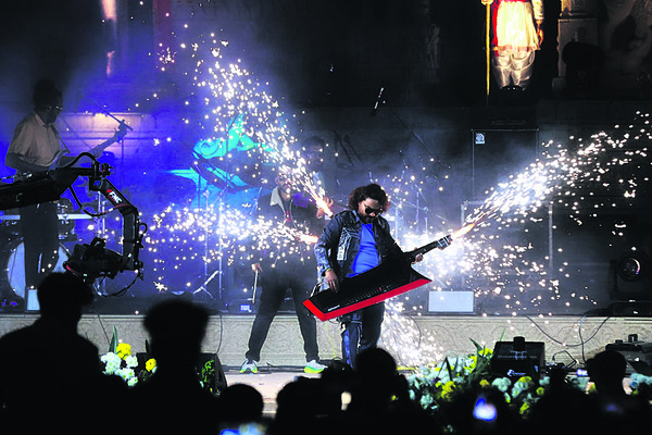 హంపీలో జనసందోహం 
6