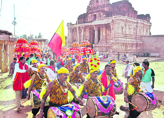 హంపీలో జనసందోహం 
2