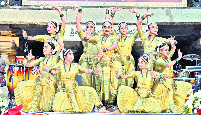 హంపీలో జనసందోహం 
5