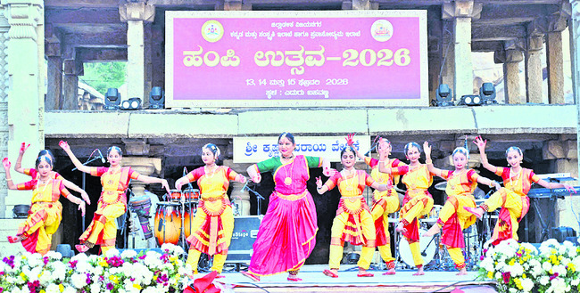 హంపీలో జనసందోహం 
1