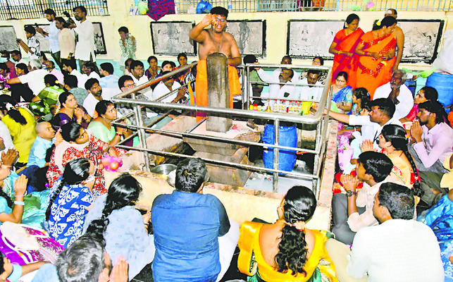 స్వామి వారిని దర్శించుకున్న ప్రముఖులు... 3