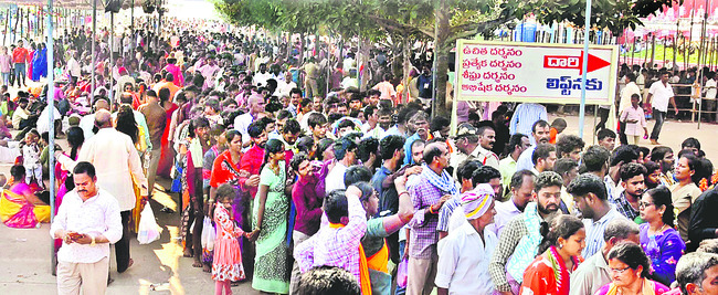 స్వామి వారిని దర్శించుకున్న ప్రముఖులు... 1