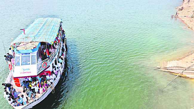 ఏలేశ్వరం గట్టుకు పోటెత్తిన భక్తులు 1