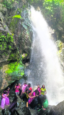 సరుగుడు జలపాతం వద్ద భక్తుల సందడి 1