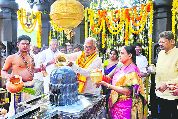 స్వామి వారిని దర్శించుకున్న ప్రముఖులు... 2