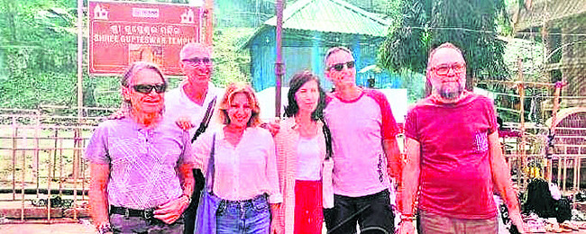 గుప్తేశ్వర్‌లో విదేశీ పర్యాటకులు 2