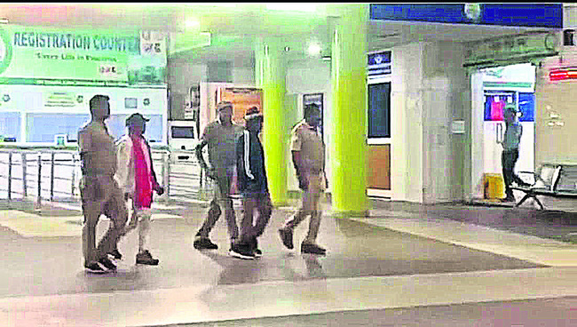 గుప్తేశ్వర్‌లో విదేశీ పర్యాటకులు 3