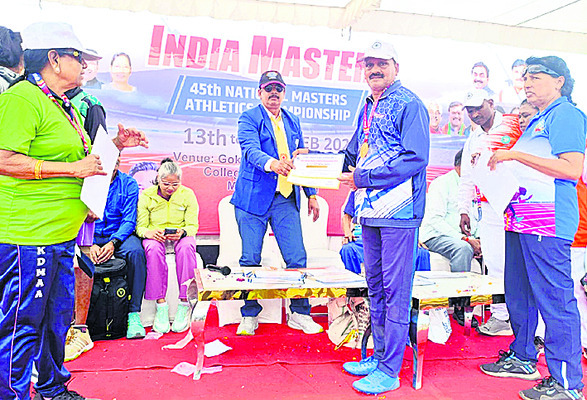 గుప్తేశ్వర్‌లో విదేశీ పర్యాటకులు 1